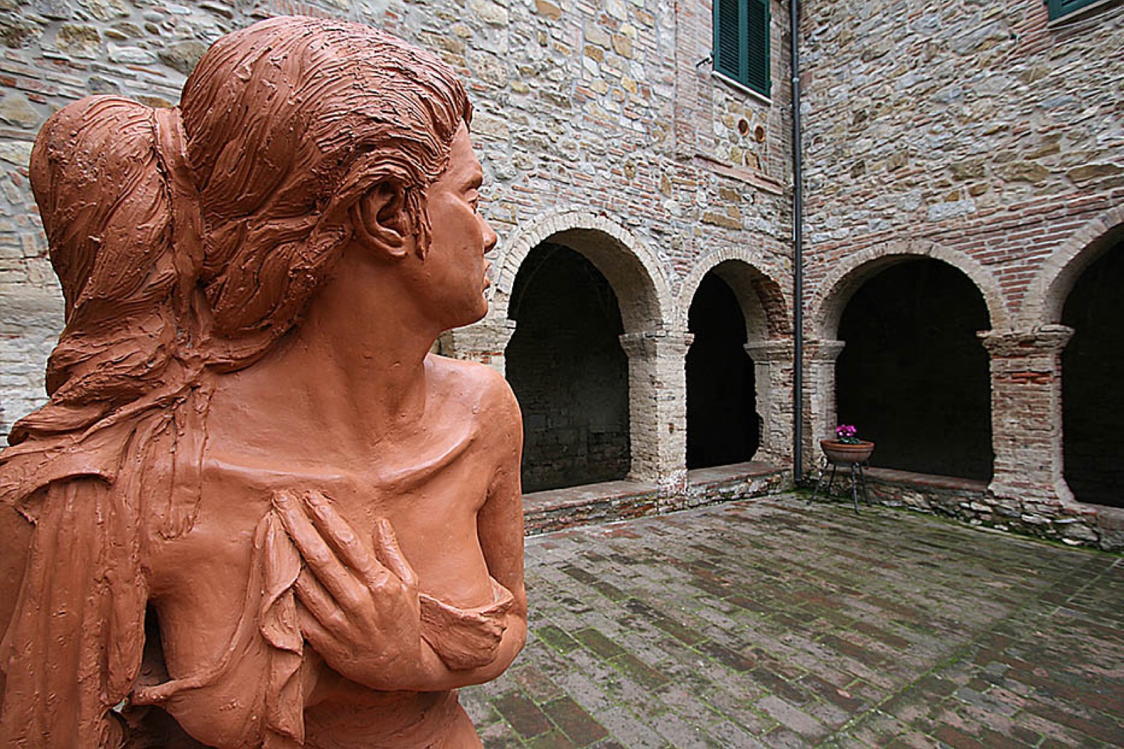 Suvereto, uno dei borghi più belli d'Italia: il chiostro medievale con la scultura in terracotta