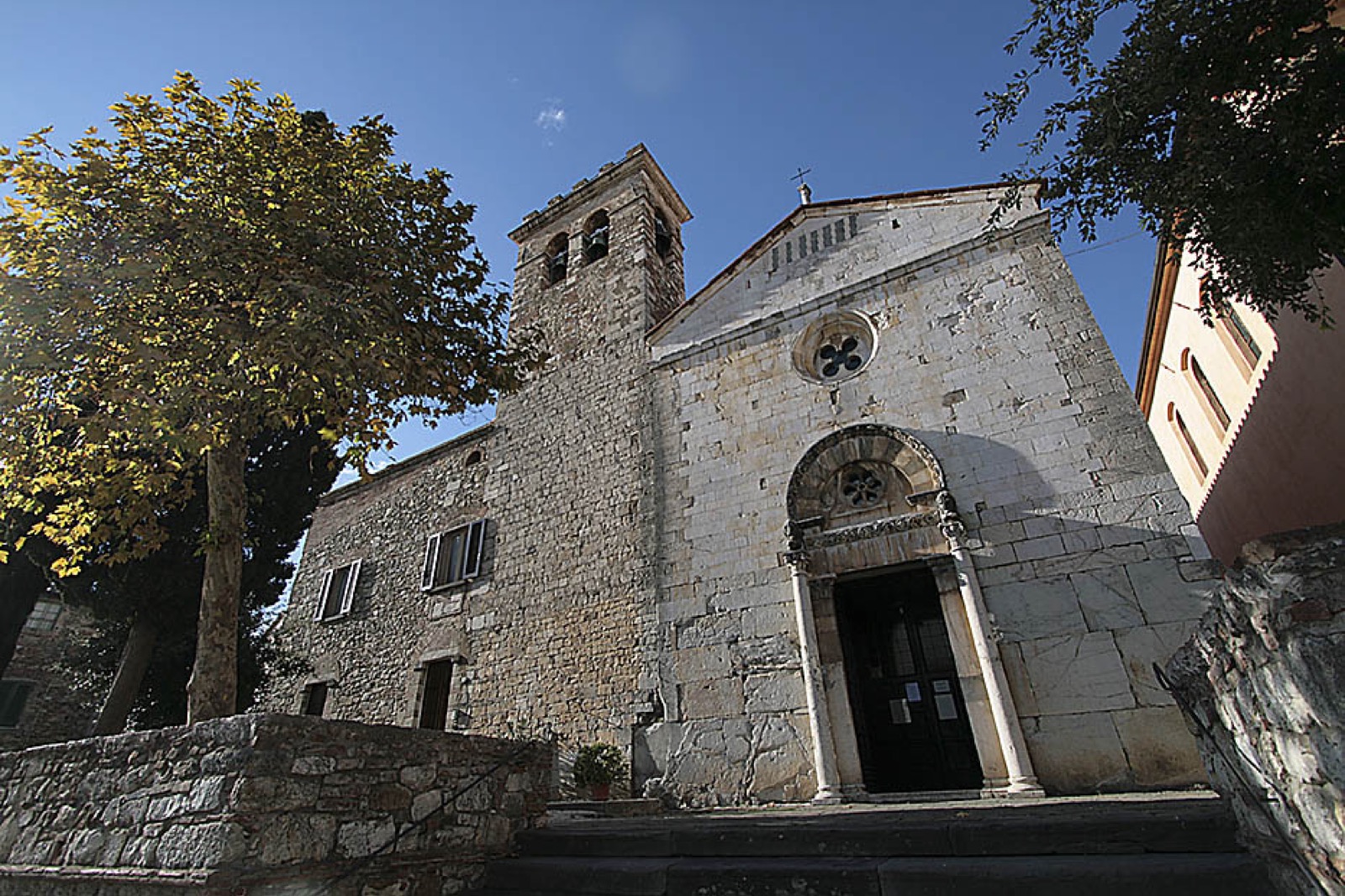 La pieve romanica di San Giusto a Suvereto, in pietra, nel cuore del borgo dell'Alta Maremma