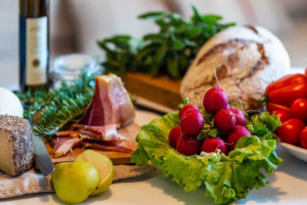 Prodotti tipici della Costa degli Etruschi e dei vini di Bolgheri, a pochi minuti dalla Locanda degli Alberi