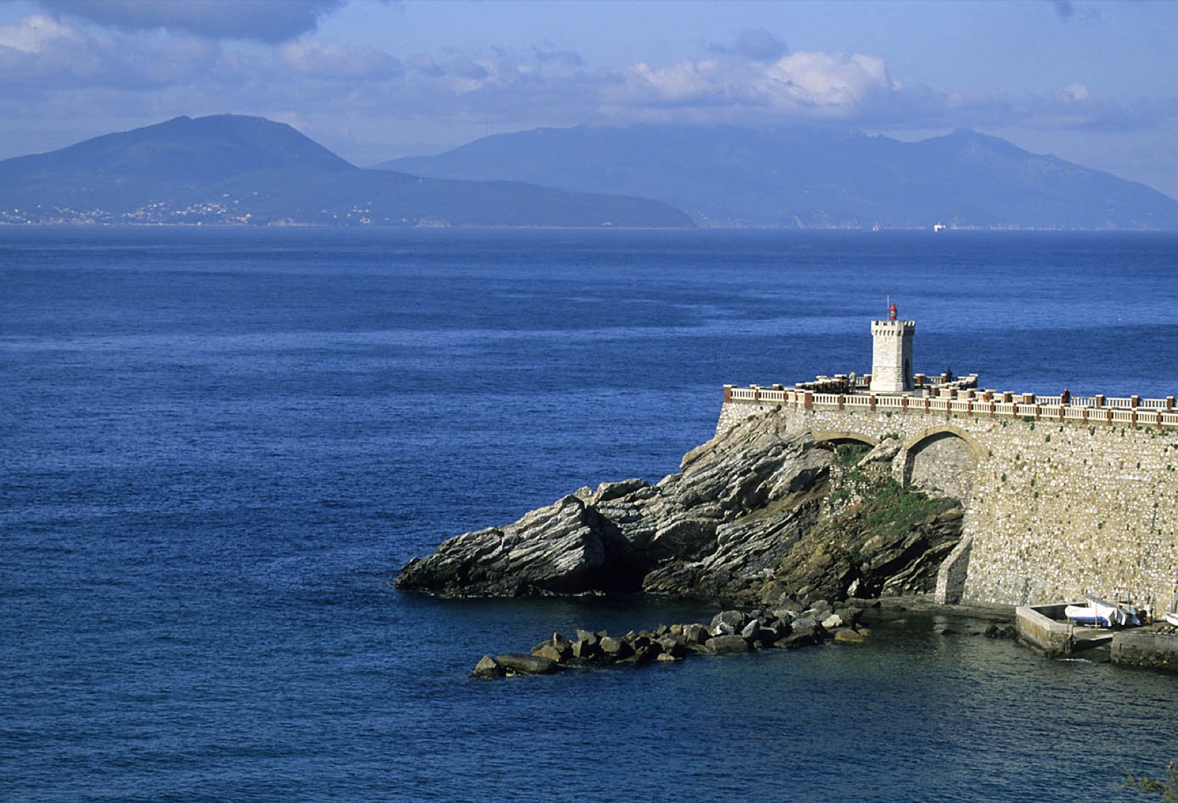 Il faro di Piombino, vista sulle isole dell'Arcipelago Toscano